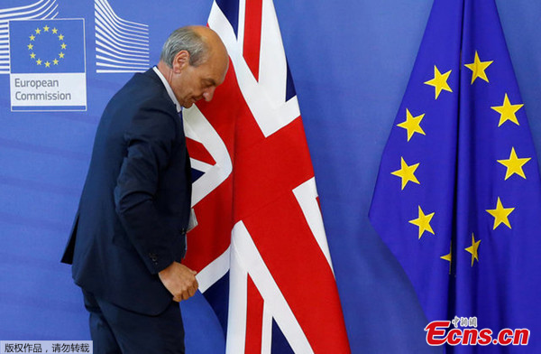 A worker arranges flags at the EU headquarters as Britain and the EU launch Brexit talks in Brussels, June 19, 2017. (File photo/Agencies) A worker arranges flags at the EU headquarters as Britain and the EU launch Brexit talks in Brussels, June 19, 2017. (File photo/Agencies)