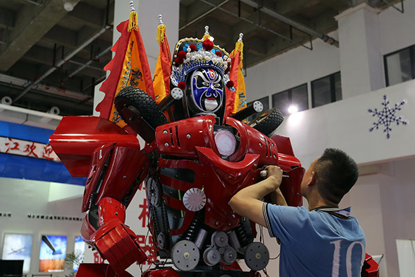 An exhibitor adjusts a robot on display at the ongoing World Robot Conference in Beijing. (Photo:China Daily/Wang Zhuangfei) An exhibitor adjusts a robot on display at the ongoing World Robot Conference in Beijing. (Photo:China Daily/Wang Zhuangfei)
