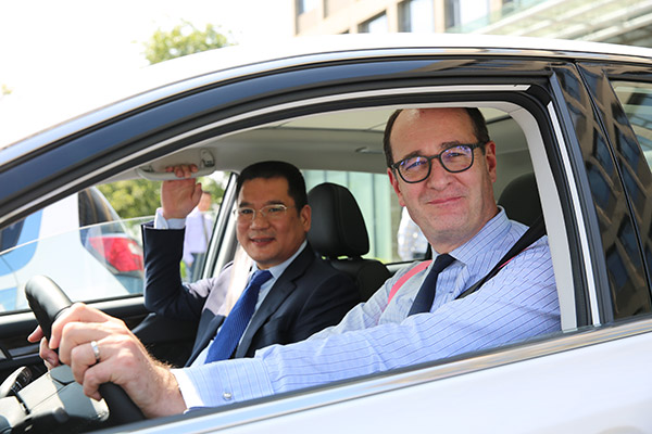 Peter Fleet, president of Ford Motor Asia Pacific, and Jin Zheyong, chairman and president of Zotye Automobile Co, unveil a new chapter in new energy car cooperation. (Photo provided to China Daily) Peter Fleet, president of Ford Motor Asia Pacific, and Jin Zheyong, chairman and president of Zotye Automobile Co, unveil a new chapter in new energy car cooperation. (Photo provided to China Daily)