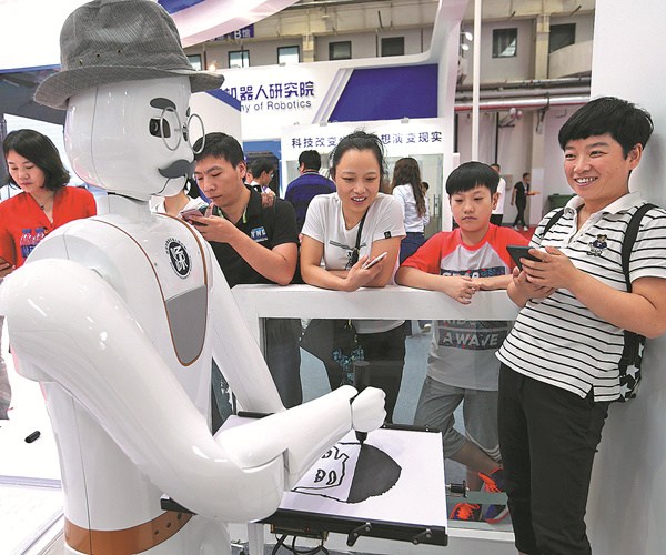 A sketch-drawing robot is demonstrated at the 2017 World Robot Conference in Beijing on Wednesday. (WANG ZHUANGFEI / CHINA DAILY) A sketch-drawing robot is demonstrated at the 2017 World Robot Conference in Beijing on Wednesday. (WANG ZHUANGFEI / CHINA DAILY)