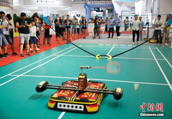 HFAI, a robot of Shanghai Hefu Holding (Group) Co Ltd, plays badminton with a human at the 2017 World Robot Conference at Beijing Etrong International Conference and Exhibition Center in Beijing, Aug 23, 2017.(Photo/Chinanews) HFAI, a robot of Shanghai Hefu Holding (Group) Co Ltd, plays badminton with a human at the 2017 World Robot Conference at Beijing Etrong International Conference and Exhibition Center in Beijing, Aug 23, 2017.(Photo/Chinanews)