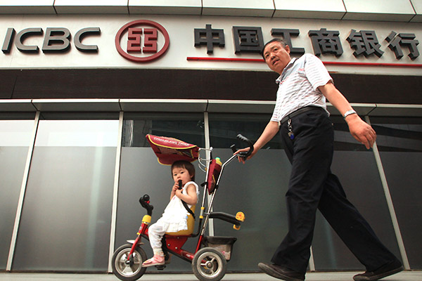 A man with a baby carriage walks past an outlet of Industrial and Commercial Bank of China in Beijing. (Photo provided to China Daily) A man with a baby carriage walks past an outlet of Industrial and Commercial Bank of China in Beijing. (Photo provided to China Daily)