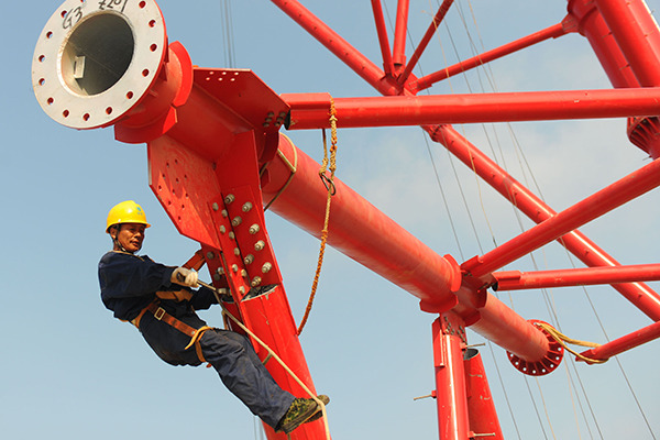 A State Grid employee works on an ultra-high-voltage transmission construction in Huainan, Anhui province. (Photo:China Daily/Song Weixing) A State Grid employee works on an ultra-high-voltage transmission construction in Huainan, Anhui province. (Photo:China Daily/Song Weixing)