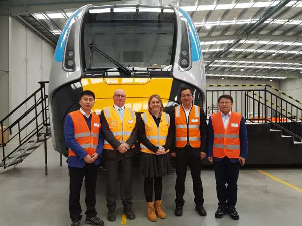 Jacinta Allen (center), public transport minister of the state of Victoria, Australia, visits the subway car model produced by CRRC in Melbourne, on Aug 28, 2017. (Photo provided to chinadaily.com.cn) Jacinta Allen (center), public transport minister of the state of Victoria, Australia, visits the subway car model produced by CRRC in Melbourne, on Aug 28, 2017. (Photo provided to chinadaily.com.cn)