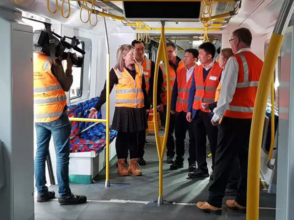Jacinta Allen (second from left), public transport minister of the state of Victoria, Australia, visits the subway car model produced by CRRC in Melbourne, on Aug 28, 2017. (Photo provided to chinadaily.com.cn) Jacinta Allen (second from left), public transport minister of the state of Victoria, Australia, visits the subway car model produced by CRRC in Melbourne, on Aug 28, 2017. (Photo provided to chinadaily.com.cn)