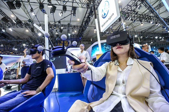 Visitors try out Touareg virtual reality experience technology at Volkswagen's booth at the Chengdu Motor Show 2017. (Photo provided to China Daily) Visitors try out Touareg virtual reality experience technology at Volkswagen's booth at the Chengdu Motor Show 2017. (Photo provided to China Daily)