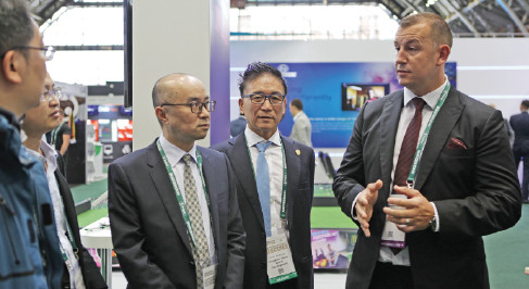 Lee Garratty (right), head of commercial at Soccerex is giving a tour to the Chinese delegation. (WANG MINGJIE/ CHINA DAILY) Lee Garratty (right), head of commercial at Soccerex is giving a tour to the Chinese delegation. (WANG MINGJIE/ CHINA DAILY)