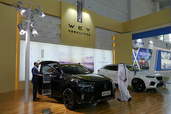 Visitors look at a Chinese-branded vehicle displayed at the China-Arab States Expo on Sept 7 in Yinchuan, capital of Ningxia Hui autonomous region. (Photo:China Daily/Hao Yan) Visitors look at a Chinese-branded vehicle displayed at the China-Arab States Expo on Sept 7 in Yinchuan, capital of Ningxia Hui autonomous region. (Photo:China Daily/Hao Yan)