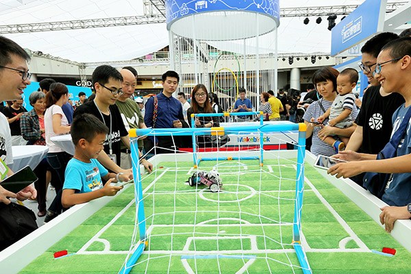 Robot lovers play with Makeblock products at a technology carnival organized by the company in Shenzhen. (Photo provided to China Daily) Robot lovers play with Makeblock products at a technology carnival organized by the company in Shenzhen. (Photo provided to China Daily)