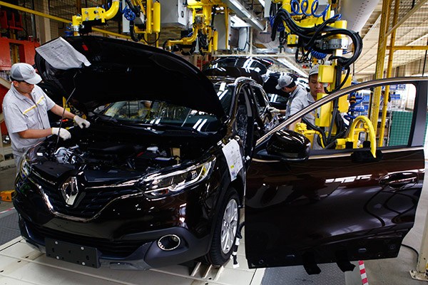 Workers check cars on the production line of Dongfeng Renault in Wuhan, Hubei province. (Photo provided to China Daily) Workers check cars on the production line of Dongfeng Renault in Wuhan, Hubei province. (Photo provided to China Daily)