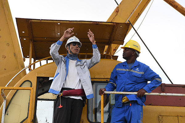 An engineer from China Communications Construction Co Ltd talks with a Kenyan colleague at a port construction site in Kenya. (Photo/Xinhua) An engineer from China Communications Construction Co Ltd talks with a Kenyan colleague at a port construction site in Kenya. (Photo/Xinhua)