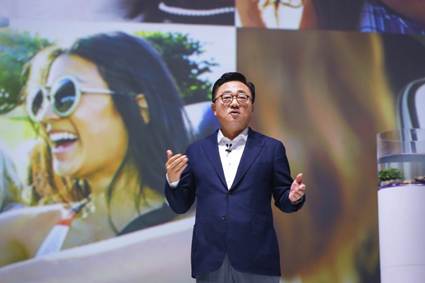 D.J. Koh, president of mobile communications at Samsung, delivers a speech at the Galaxy Note 8 launch event in Beijing on Sept 13, 2017. (Photo provided to chinadaily.com.cn) D.J. Koh, president of mobile communications at Samsung, delivers a speech at the Galaxy Note 8 launch event in Beijing on Sept 13, 2017. (Photo provided to chinadaily.com.cn)