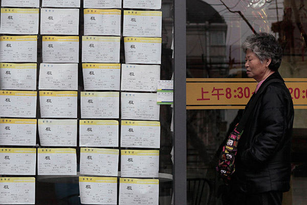 A citizen checks house leasing information on Xiangyang Road, Shanghai.(Gao Zheng/for China Daily) A citizen checks house leasing information on Xiangyang Road, Shanghai.(Gao Zheng/for China Daily)