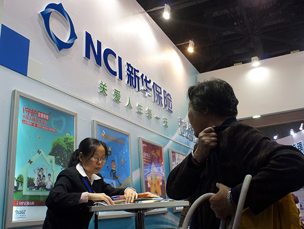 An executive of New China Life Insurance explains the firm's products to a potential customer. (Lang Sha/for China Daily) An executive of New China Life Insurance explains the firm's products to a potential customer. (Lang Sha/for China Daily)