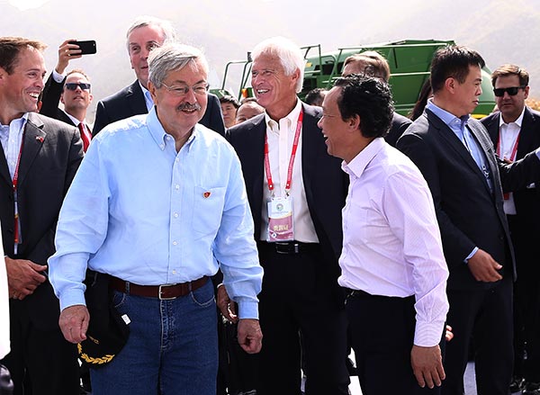 U.S. Ambassador Terry Branstad, front left, and Qu Dongyu, front right, vice-minister of agriculture, react as U.S. farmer Rick Kimberley witnesses, back center, during the launch ceremony of China-U.S. Friendship Demonstration Farm in Luanping county, North China's Hebei province, on Sept 23, 2017. ZOU HONG / CHINA DAILY U.S. Ambassador Terry Branstad, front left, and Qu Dongyu, front right, vice-minister of agriculture, react as U.S. farmer Rick Kimberley witnesses, back center, during the launch ceremony of China-U.S. Friendship Demonstration Farm in Luanping county, North China's Hebei province, on Sept 23, 2017. ZOU HONG / CHINA DAILY