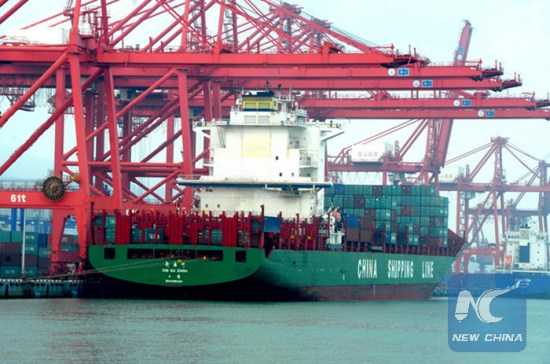A bulk carrier freighted with goods on a pier in Lianyungang, East China (Xinhua file photo)