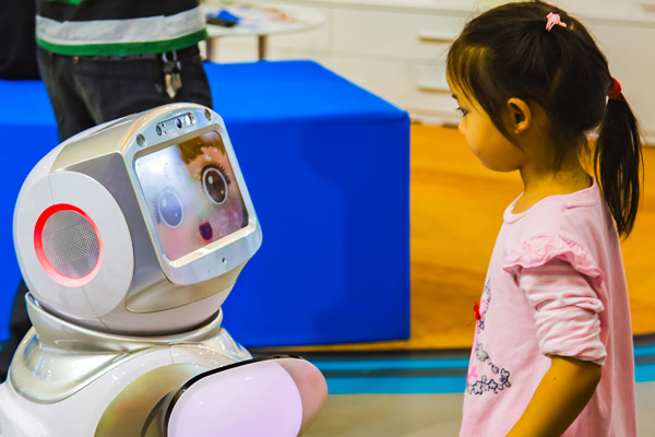 A robot powered by artificial intelligence interacts with a child at a recent tech and innovation expo in Nanjing, Jiangsu province. (Photo provided to China Daily) A robot powered by artificial intelligence interacts with a child at a recent tech and innovation expo in Nanjing, Jiangsu province. (Photo provided to China Daily)