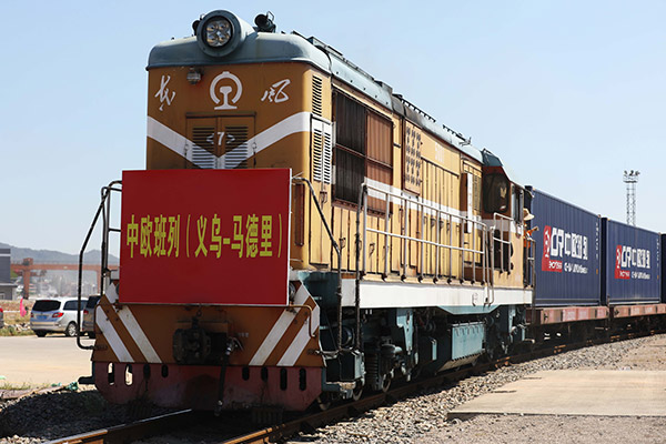 A freight train, which travels between Yiwu, Zhejiang province, and Madrid, in Spain, is parked in Yiwu. (Photo/China Daily by Zhu Xingxin) A freight train, which travels between Yiwu, Zhejiang province, and Madrid, in Spain, is parked in Yiwu. (Photo/China Daily by Zhu Xingxin)