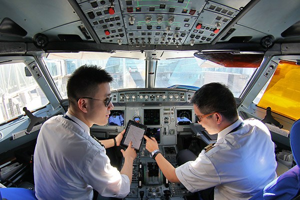 An aircraft commander of China Eastern Air Holding Co discusses the flight plan with his co-pilot in the plane. (Tang Ke/for China Daily) An aircraft commander of China Eastern Air Holding Co discusses the flight plan with his co-pilot in the plane. (Tang Ke/for China Daily)