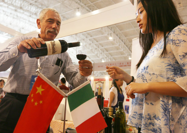 A man pours Italian wine at the Third China International Consumer Products Exhibition in Beijing. (Photo provided to China Daily) A man pours Italian wine at the Third China International Consumer Products Exhibition in Beijing. (Photo provided to China Daily)