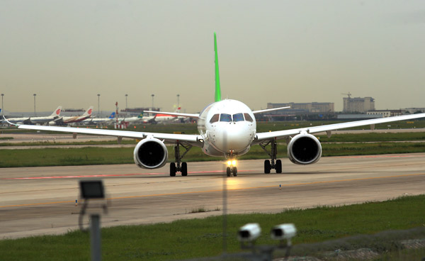 The C919, China's domestically manufactured large passenger aircraft, makes its second test flight from the Shanghai Pudong International Airport on Thursday. (Photo by Zhang Haifeng/For China Daily) The C919, China's domestically manufactured large passenger aircraft, makes its second test flight from the Shanghai Pudong International Airport on Thursday. (Photo by Zhang Haifeng/For China Daily)