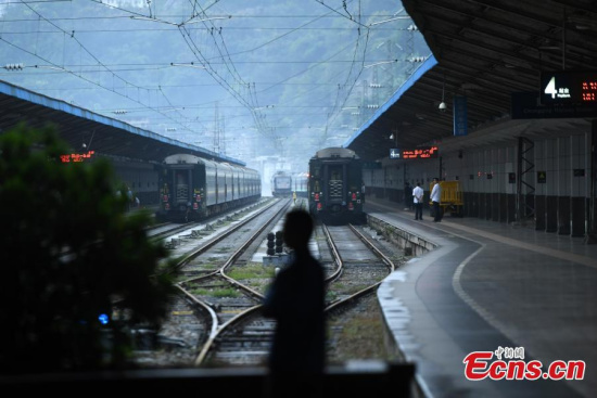 A train running on Lanzhou-Chongqing line leaves a railway station in Southwest China’s Chongqing Municipality, Sept. 29, 2017. (Photo: China News Service/Chen Chao) A train running on Lanzhou-Chongqing line leaves a railway station in Southwest China’s Chongqing Municipality, Sept. 29, 2017. (Photo: China News Service/Chen Chao)