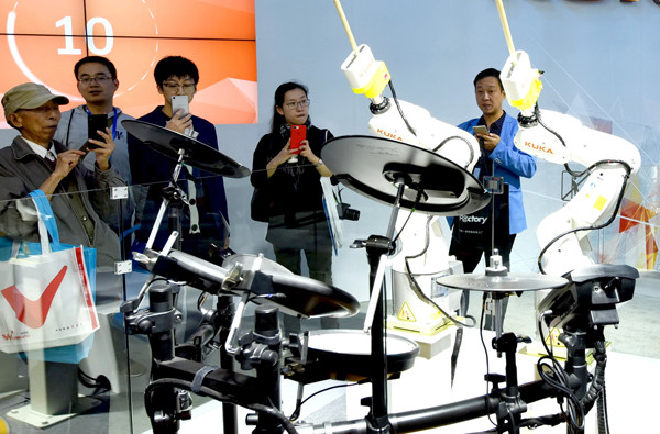 Robots made by German manufacturer Kuka AG play percussion at an exhibition in Shanghai. (Photo by Long Wei/For China Daily) Robots made by German manufacturer Kuka AG play percussion at an exhibition in Shanghai. (Photo by Long Wei/For China Daily)