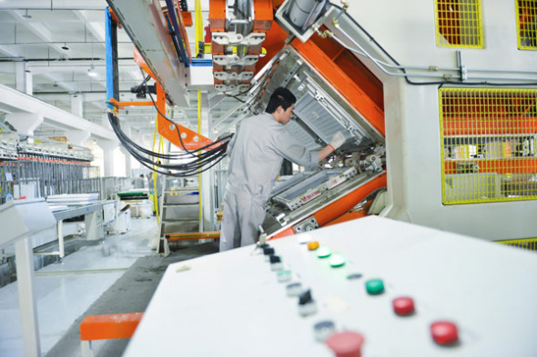 A technician checks equipment at a smart manufacturing plant of Aucma, one of China's largest refrigeration equipment suppliers. (Photo provided to China Daily) A technician checks equipment at a smart manufacturing plant of Aucma, one of China's largest refrigeration equipment suppliers. (Photo provided to China Daily)