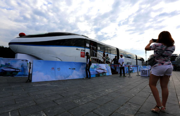 A visitor takes a photo of the monorail train built by BYD Co in Guilin, the Guangxi Zhuang Autonomous Region. (Photo by Wang Zichuang/For China Daily) A visitor takes a photo of the monorail train built by BYD Co in Guilin, the Guangxi Zhuang Autonomous Region. (Photo by Wang Zichuang/For China Daily)