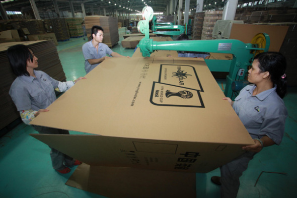 Workers at the production line of a paper-box making company in Haikou, Hainan province. (Photo provided to China Daily) Workers at the production line of a paper-box making company in Haikou, Hainan province. (Photo provided to China Daily)