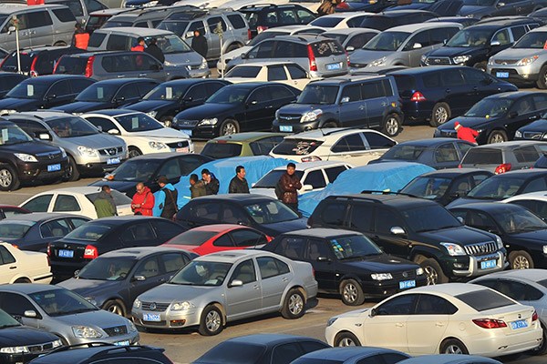 Customers choose vehicles at a used car market in Dalin, Liaoning province, where all used cars outside the province should pass a quality inspection. (Liu Debin/for China Daily) Customers choose vehicles at a used car market in Dalin, Liaoning province, where all used cars outside the province should pass a quality inspection. (Liu Debin/for China Daily)