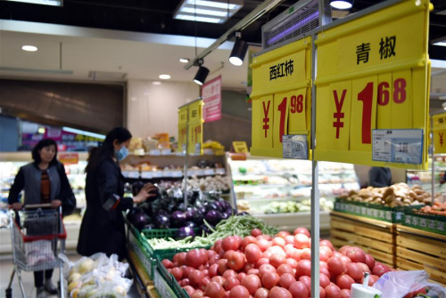 Local residents select vegetables at a supermarket in Yinchuan, capital of northwest China's Ningxia Hui Autonomous Region, Oct. 16, 2017. China's consumer price index (CPI) rose 1.6 percent year on year in September, the National Bureau of Statistics said Monday. (Xinhua/Li Ran) Local residents select vegetables at a supermarket in Yinchuan, capital of northwest China's Ningxia Hui Autonomous Region, Oct. 16, 2017. China's consumer price index (CPI) rose 1.6 percent year on year in September, the National Bureau of Statistics said Monday. (Xinhua/Li Ran)