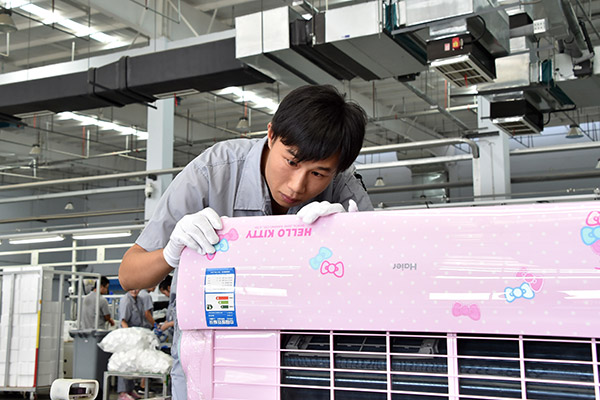 A worker inspects an air conditioner at the production line of Haier Group in Qingdao, Shandong province. (Photo/Xinhua) A worker inspects an air conditioner at the production line of Haier Group in Qingdao, Shandong province. (Photo/Xinhua)