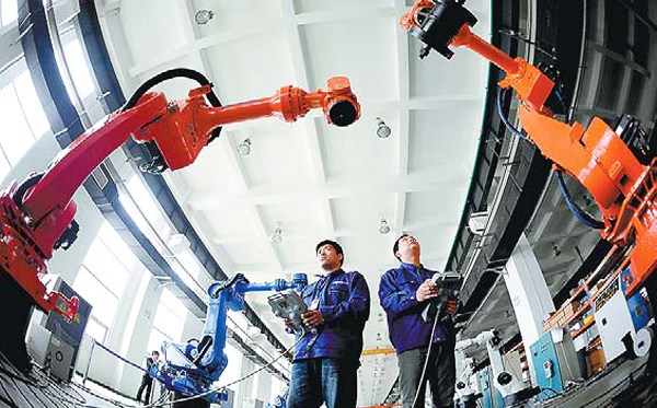 Workers test industrial robots at a Siasun Robot & Automation Co Ltd plant in Shenyang, Liaoning province. (Photo provided to China Daily) Workers test industrial robots at a Siasun Robot & Automation Co Ltd plant in Shenyang, Liaoning province. (Photo provided to China Daily)