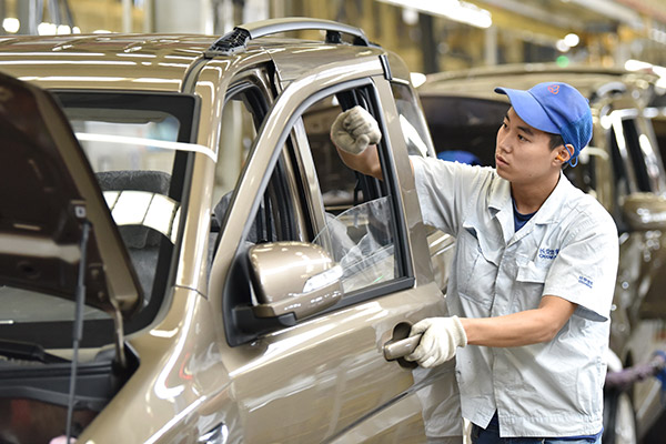 A Changan technician tests a car at a production line located in Dingzhou, Hebei province. (Photo/Xinhua) A Changan technician tests a car at a production line located in Dingzhou, Hebei province. (Photo/Xinhua)