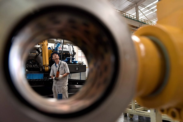 An employee works at the production line of a machinery company in Jinan, Shandong province. The province is adopting new technology to update its traditional industries. (Photo/Xinhua) An employee works at the production line of a machinery company in Jinan, Shandong province. The province is adopting new technology to update its traditional industries. (Photo/Xinhua)