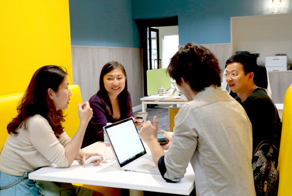 Executives of a firm that operates out of Urwork's new co-working space in Los Angeles formulate business strategy in a team meeting. (Photo provided to China Daily) Executives of a firm that operates out of Urwork's new co-working space in Los Angeles formulate business strategy in a team meeting. (Photo provided to China Daily)