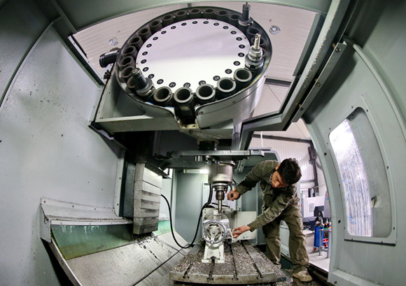 An employee works in a facility for the manufacturer of lasers in Tangshan, Hebei province. (Photo/Xinhua) An employee works in a facility for the manufacturer of lasers in Tangshan, Hebei province. (Photo/Xinhua)