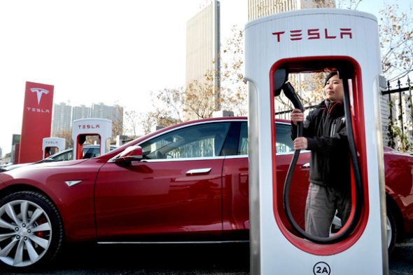 A driver uses Tesla's charging station in Xi'an, capital of Shaanxi province. (Photo by Liu Qiang/For China Daily) A driver uses Tesla's charging station in Xi'an, capital of Shaanxi province. (Photo by Liu Qiang/For China Daily)