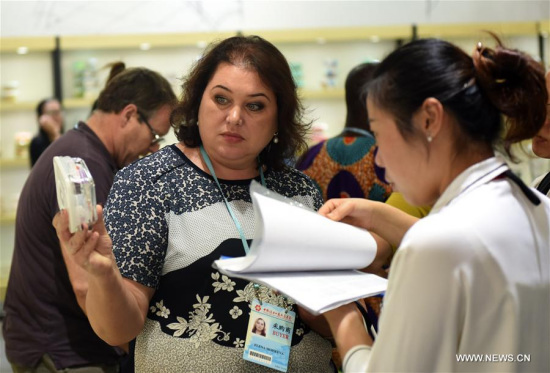 A woman selects crispers at the Phase 2 of China Import and Export Fair, or Canton Fair, in Guangzhou, capital of south China's Guangdong Province, Oct. 23, 2017. Highlighting consumer goods, gifts and home decorations, the phase 2 of the fair started on Monday and it will last for 5 days.(Xinhua/Lu Hanxin) A woman selects crispers at the Phase 2 of China Import and Export Fair, or Canton Fair, in Guangzhou, capital of south China's Guangdong Province, Oct. 23, 2017. Highlighting consumer goods, gifts and home decorations, the phase 2 of the fair started on Monday and it will last for 5 days.(Xinhua/Lu Hanxin)