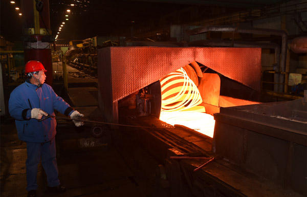 A worker makes a special type of stainless steel in a factory owned by Taiyuan Iron and Steel. (Photo/Xinhua) A worker makes a special type of stainless steel in a factory owned by Taiyuan Iron and Steel. (Photo/Xinhua)