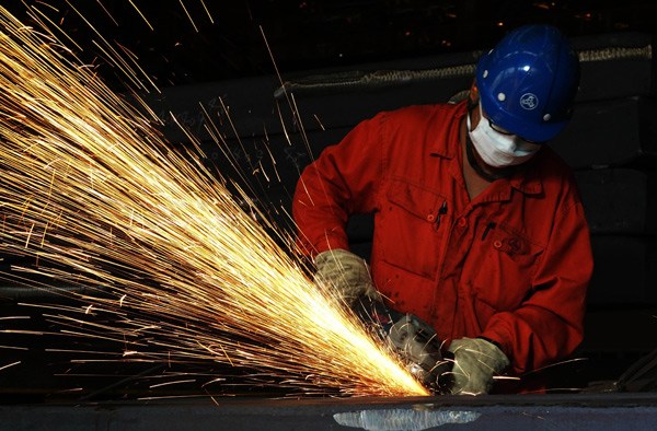 An employee puts finishing touches to steel products at a Dalian Special Steel Co workshop in Dalian, Liaoning province. (Photo by Liu Debin/For China Daily) An employee puts finishing touches to steel products at a Dalian Special Steel Co workshop in Dalian, Liaoning province. (Photo by Liu Debin/For China Daily)
