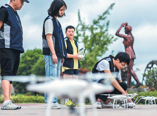 Trainees learn to fly drones at DJI Innovation's unmanned aerial systems training center. (Photo provided to China Daily) Trainees learn to fly drones at DJI Innovation's unmanned aerial systems training center. (Photo provided to China Daily)
