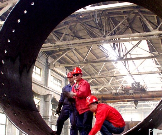 Workers at the production line of a plant that makes environmentally friendly metallurgical equipment in Xuanhua, Hebei province. (Photo by Che Xiaodong/For China Daily) Workers at the production line of a plant that makes environmentally friendly metallurgical equipment in Xuanhua, Hebei province. (Photo by Che Xiaodong/For China Daily)
