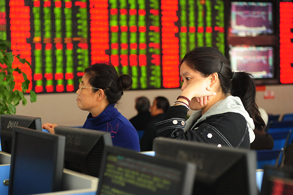Investors check stock prices at a brokerage in Fuyang, Anhui province. The top leadership's call for sustainable development and green economic growth has boosted investor sentiment toward companies involved in environmentally friendly businesses. (Photo/for China Daily) Investors check stock prices at a brokerage in Fuyang, Anhui province. The top leadership's call for sustainable development and green economic growth has boosted investor sentiment toward companies involved in environmentally friendly businesses. (Photo/for China Daily)