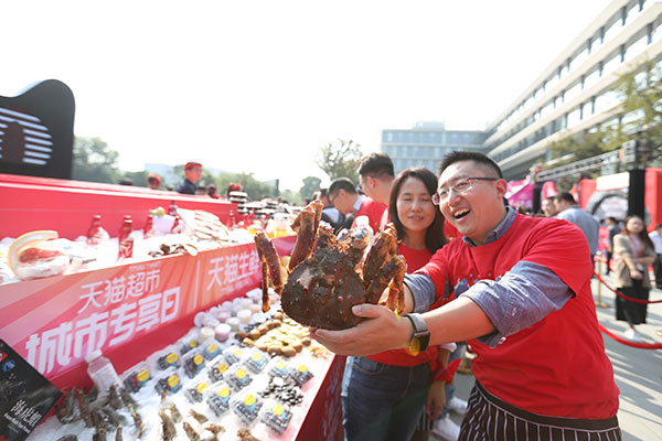An employee from Tmall shows a hairy crab during a promotion for food products ahead of the Singles Day shopping gala in Hangzhou, Zhejiang province.(Provided to China Daily) An employee from Tmall shows a hairy crab during a promotion for food products ahead of the Singles Day shopping gala in Hangzhou, Zhejiang province.(Provided to China Daily)