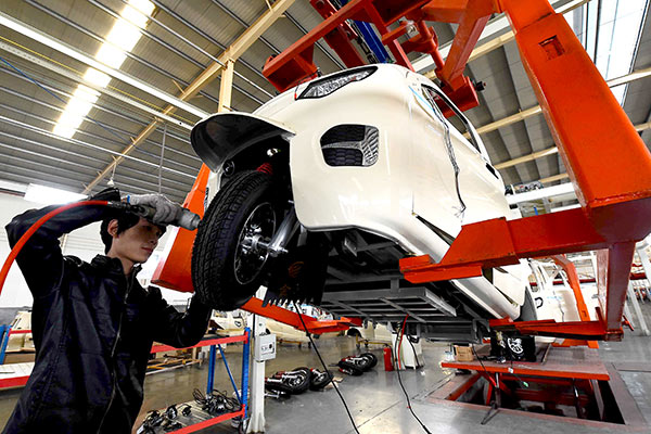 A worker readies an electric car at a production line in Weifang, Shandong province. WANG JILIN/CHINA DAILY A worker readies an electric car at a production line in Weifang, Shandong province. WANG JILIN/CHINA DAILY