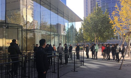 About 20 people are lined up outside the Apple's Dawanglu outlet in Beijing for the release of the iPhone X on Friday. (Photo: Dong Feng/GT) About 20 people are lined up outside the Apple's Dawanglu outlet in Beijing for the release of the iPhone X on Friday. (Photo: Dong Feng/GT)