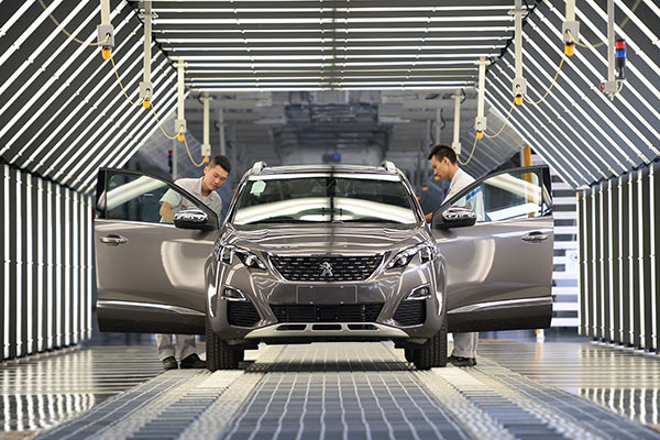 Employees work at a production line of Dongfeng factory in Chengdu, Sichuan province in September last year.(Provided to China Daily) Employees work at a production line of Dongfeng factory in Chengdu, Sichuan province in September last year.(Provided to China Daily)