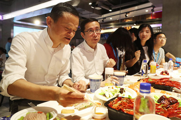 Jack Ma, the founder of Alibaba, savors the king crab he ordered at Hema Xiansheng, an emerging online-to-offline supermarket backed by Alibaba, in Shanghai in July.(Provided to China Daily) Jack Ma, the founder of Alibaba, savors the king crab he ordered at Hema Xiansheng, an emerging online-to-offline supermarket backed by Alibaba, in Shanghai in July.(Provided to China Daily)